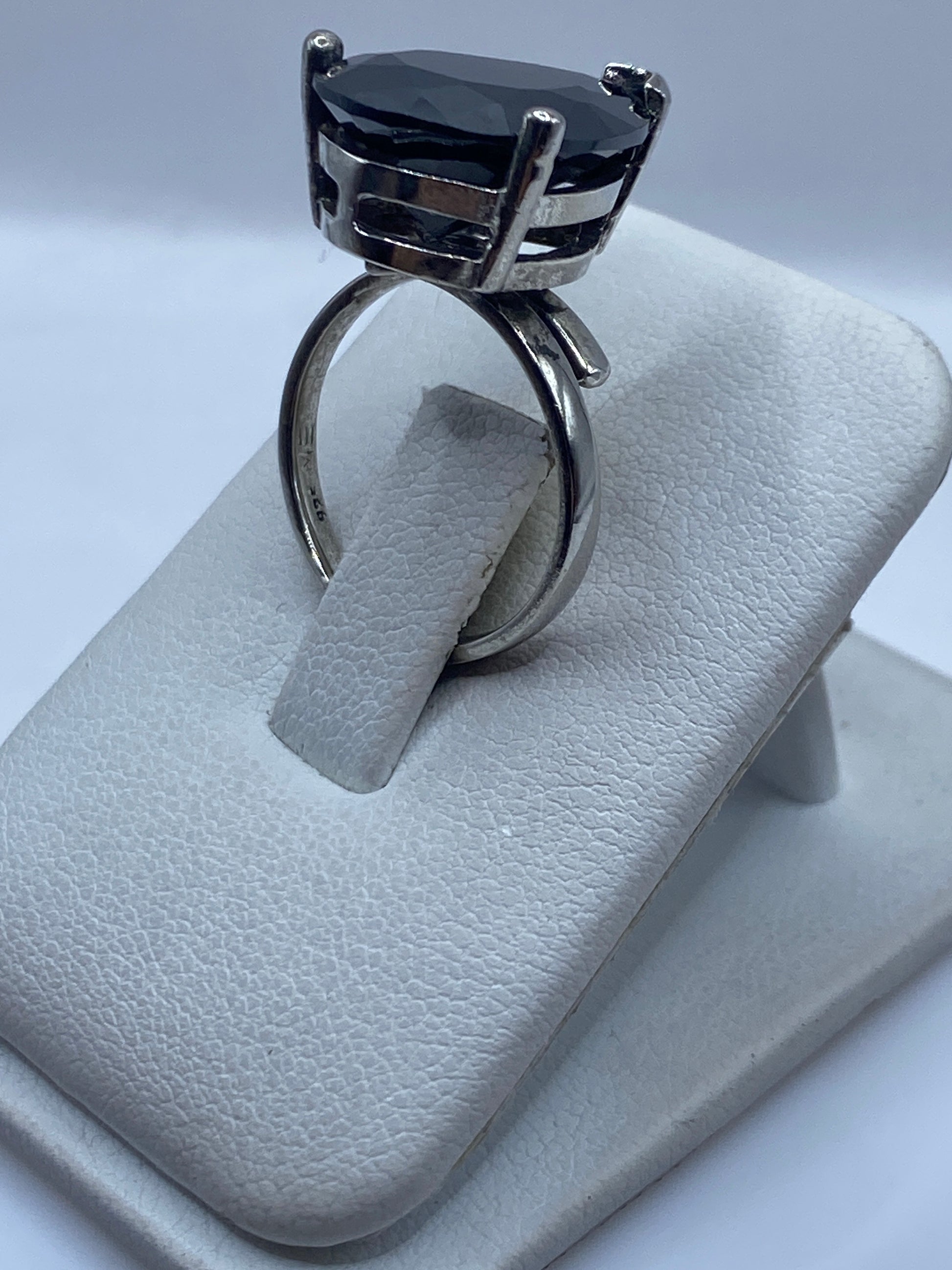 Detalle del engaste de circonia negra en anillo de plata .925