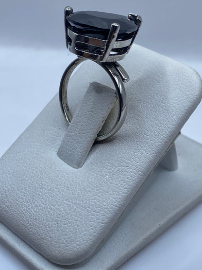 Detalle del engaste de circonia negra en anillo de plata .925