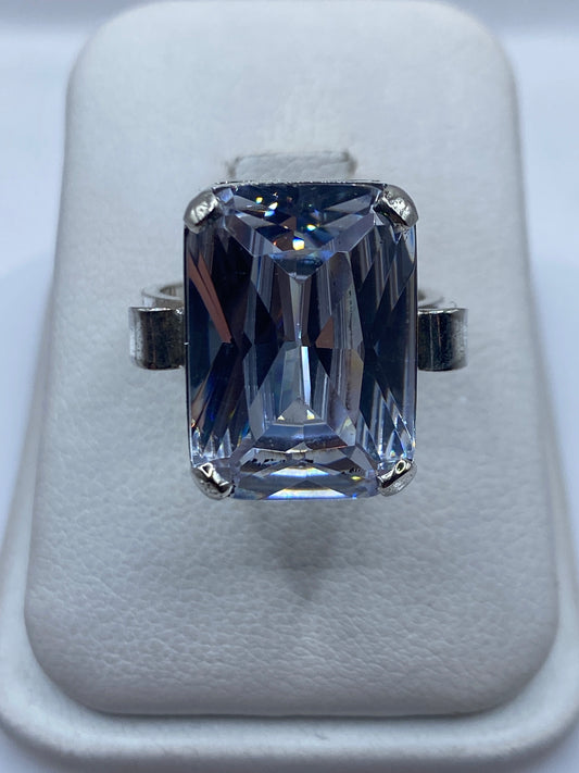 Anillo solitario de plata .925 con circonia cristalina brillante en estuche blanco