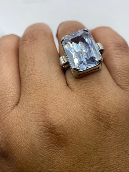 Anillo solitario en la mano mostrando el sello .925 en la banda de plata