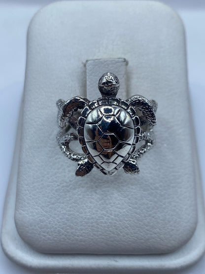 Anillo de plata .950 con tortuga texturizada artesanal sobre cojín blanco