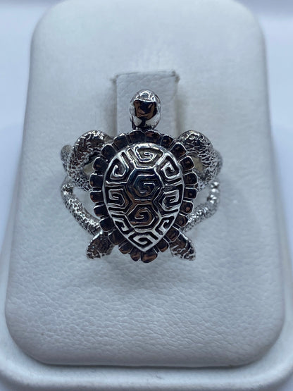 Anillo de plata .950 con tortuga prehispánica labrada, vista frontal en estuche