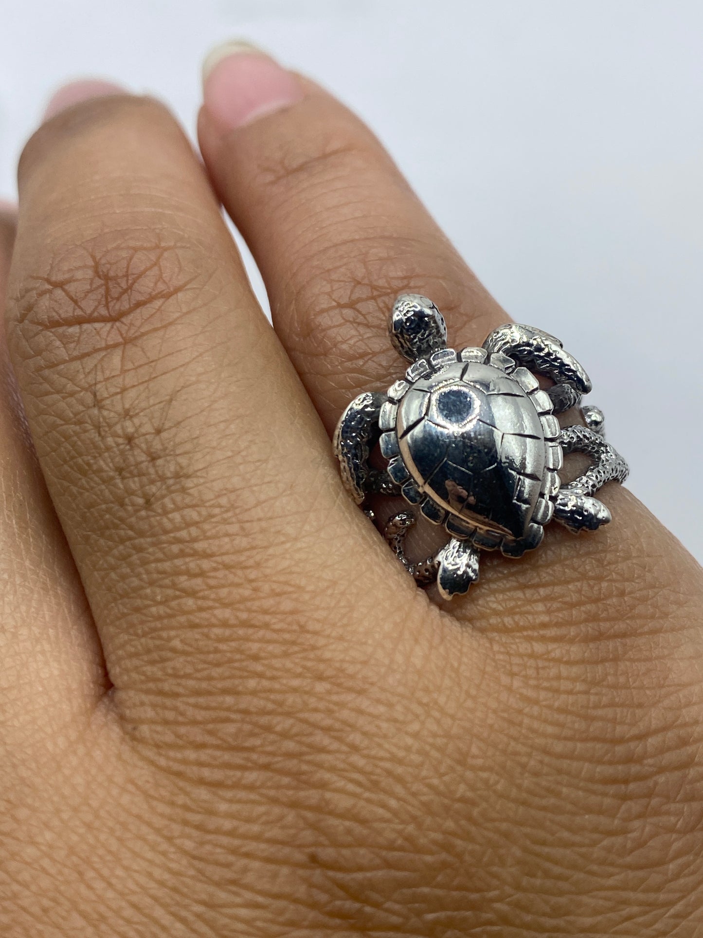 Anillo sobre balanza mostrando 4.4 gramos y el sello .950 MEXICO
