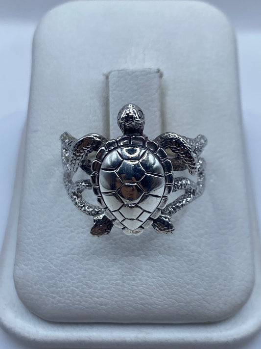 Anillo de plata con relieve de tortuga marina, frente texturizado