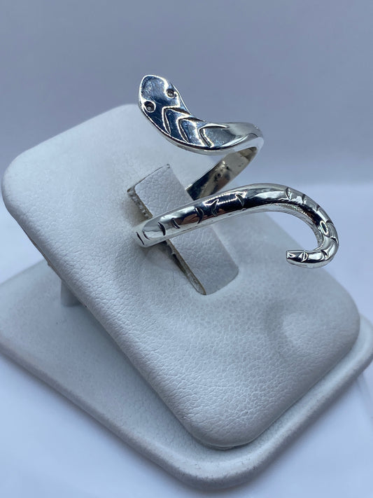 Anillo serpiente en el dedo, abrazando naturalmente con diseño prehispánico