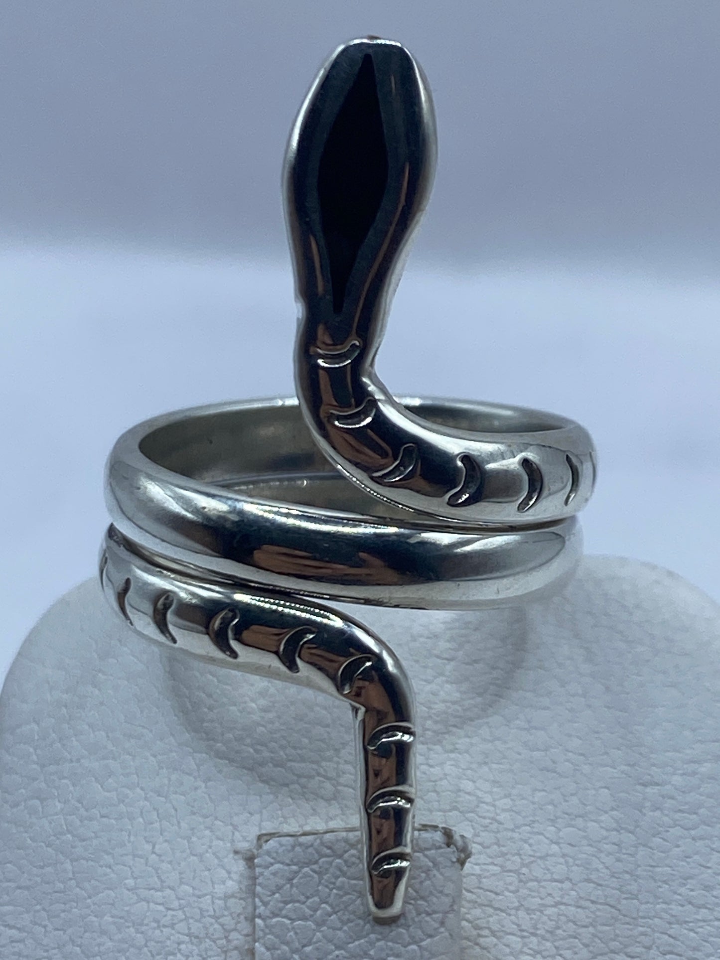 Detalle del ónix negro pulido brillante en el cuerpo de la serpiente