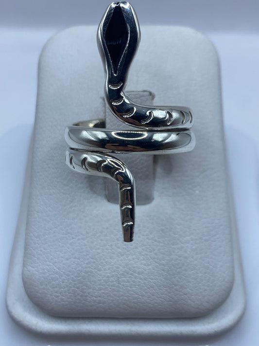 Anillo serpiente de plata con ónix negro engastado, visto de frente
