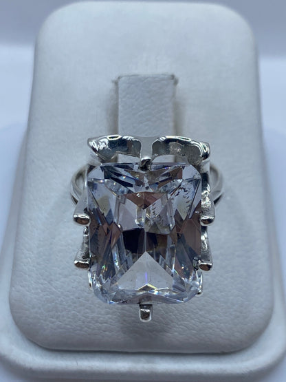 Anillo de plata solitario con circonia blanca brillante en estuche de presentación