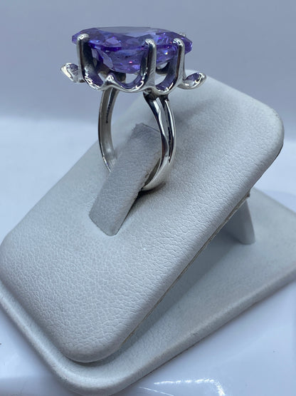 Vista frontal del solitario de circonia morada con engaste ornamental en plata