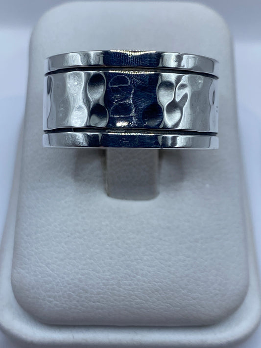 Anillo de plata banda texturizada robusto talla 13, vista frontal