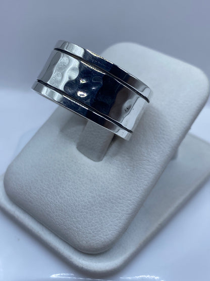 Anillo minimalista en plata .925 colocado en el dedo, mostrando la textura de contraste