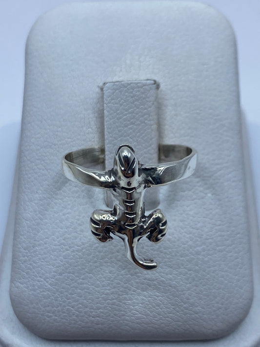 Anillo de plata con motivos etnográficos modelados a mano, visto de frente