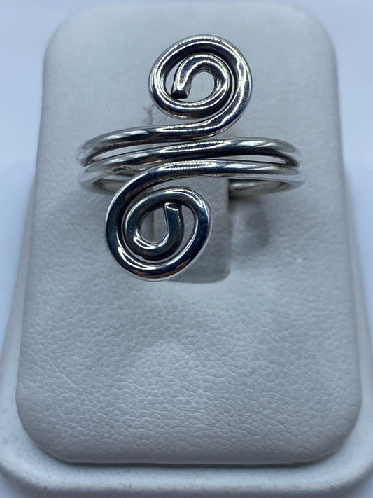 Anillo giratorio de plata .925 con doble espiral vista frontal en estuche blanco