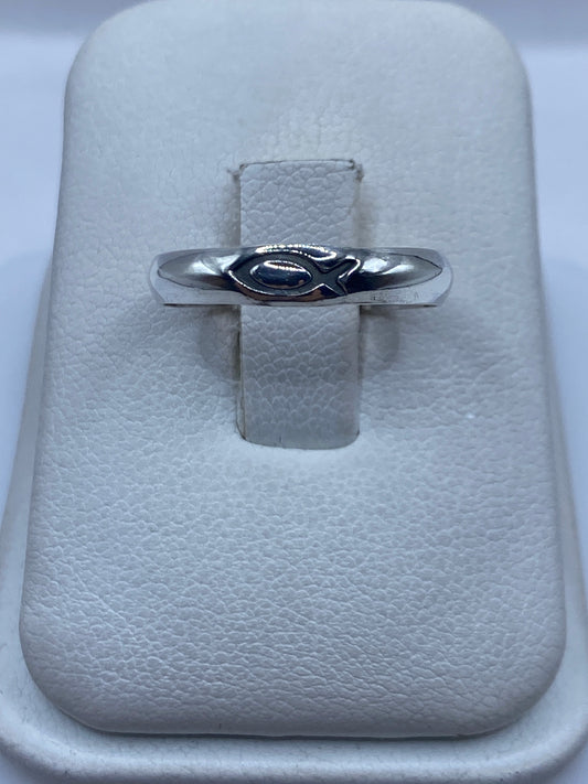 Anillo de plata pulida minimalista sobre soporte blanco, vista frontal mostrando el diseño solitario