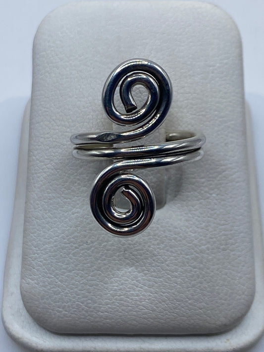 Anillo de plata espiral doble giratorio en caja de presentación blanca