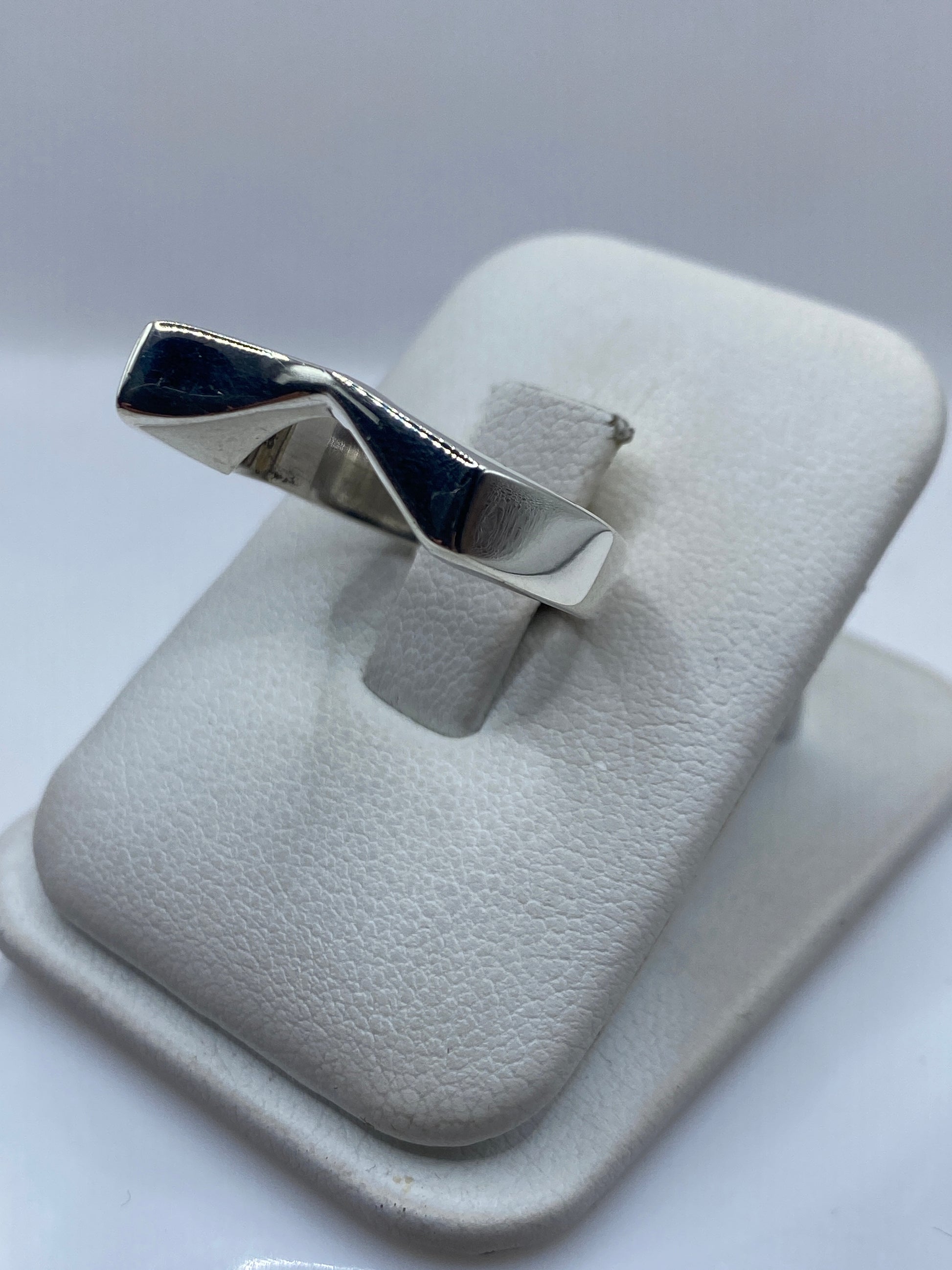 Anillo minimalista plata .925 en mano, mostrando el peso y la presencia del diseño