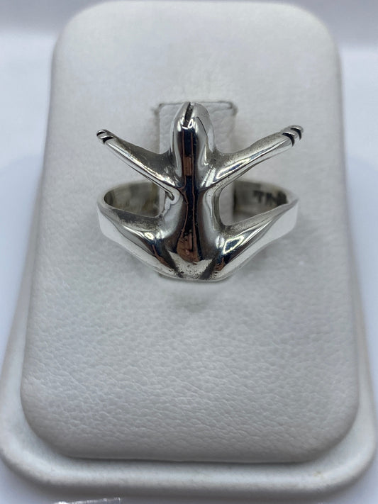 Anillo de plata .925 con diseño ala minimalista en forma abierta sobre anillo de presentación