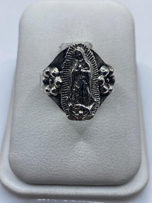 Anillo de plata con la Virgen de Guadalupe tallada a mano, vista frontal