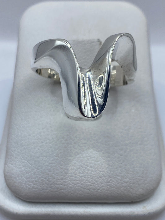 Anillo minimalista de plata .925 con acabado pulido espejo, vista frontal en estuche blanco