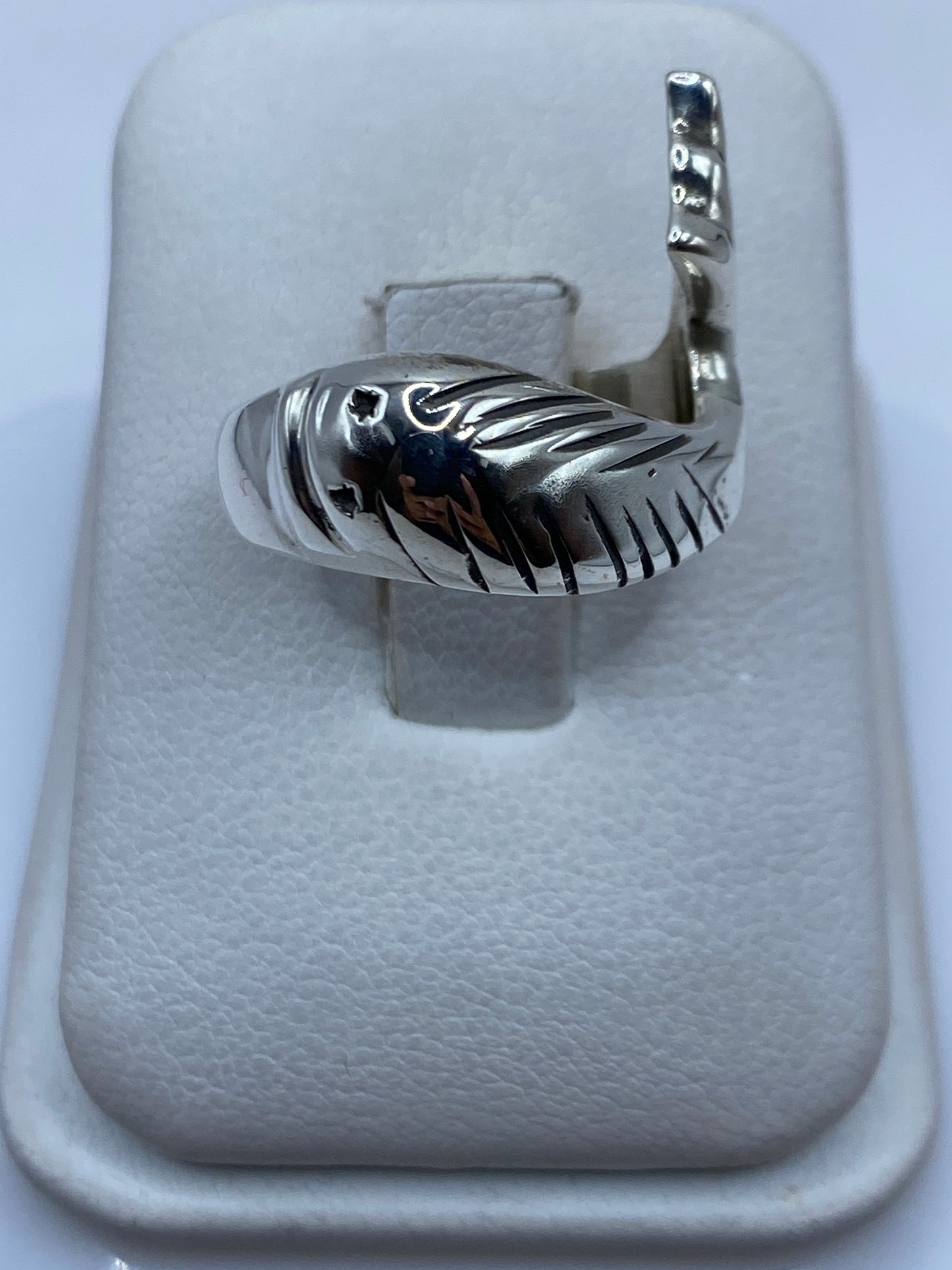Anillo de plata tallado a mano con diseño étnico en estuche de presentación