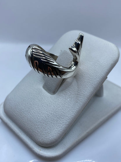 Vista lateral del anillo unisex mostrando el tallado artesanal profundo