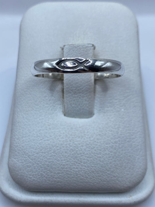 Anillo de plata sencillo pulido en talla 11, vista frontal sobre almohada blanca