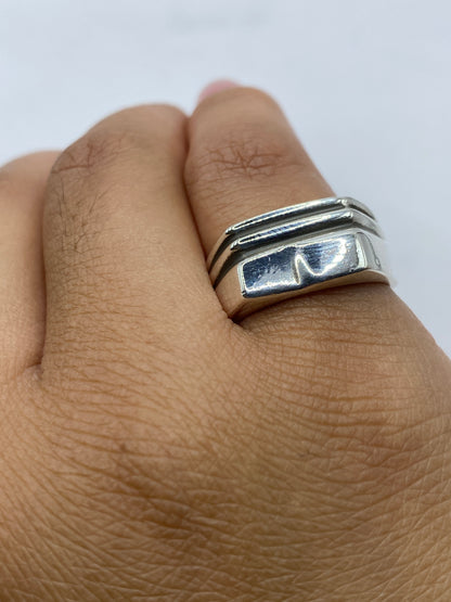 Anillo en la mano de un hombre mostrando peso y presencia del metal macizo