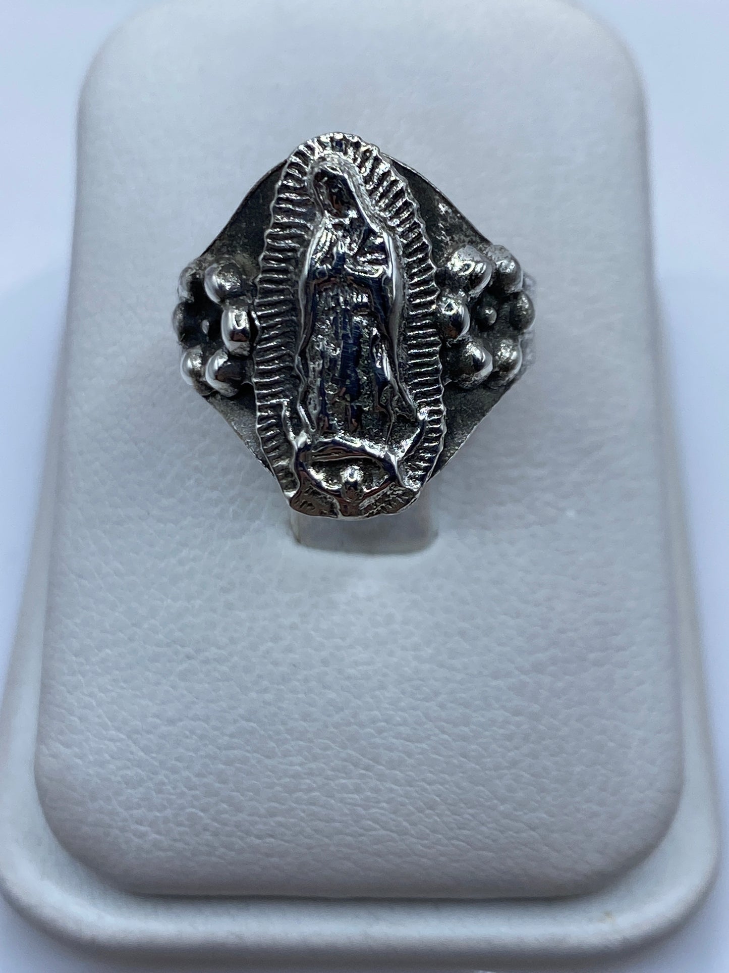 Anillo de plata de la Virgen de Guadalupe tallado a mano en Taxco, vista frontal sobre fondo blanco