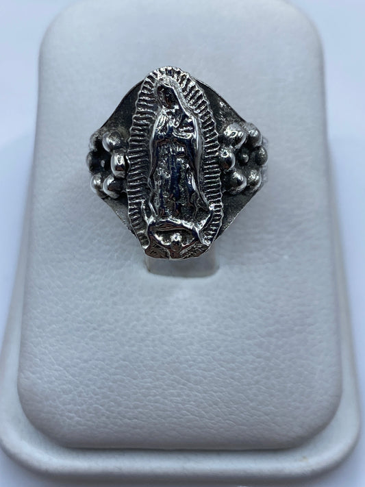 Anillo de plata de la Virgen de Guadalupe tallado a mano en Taxco, vista frontal sobre fondo blanco