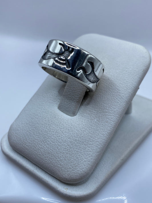 Detalle lateral del anillo mostrando profundidad del tallado y acabado manual