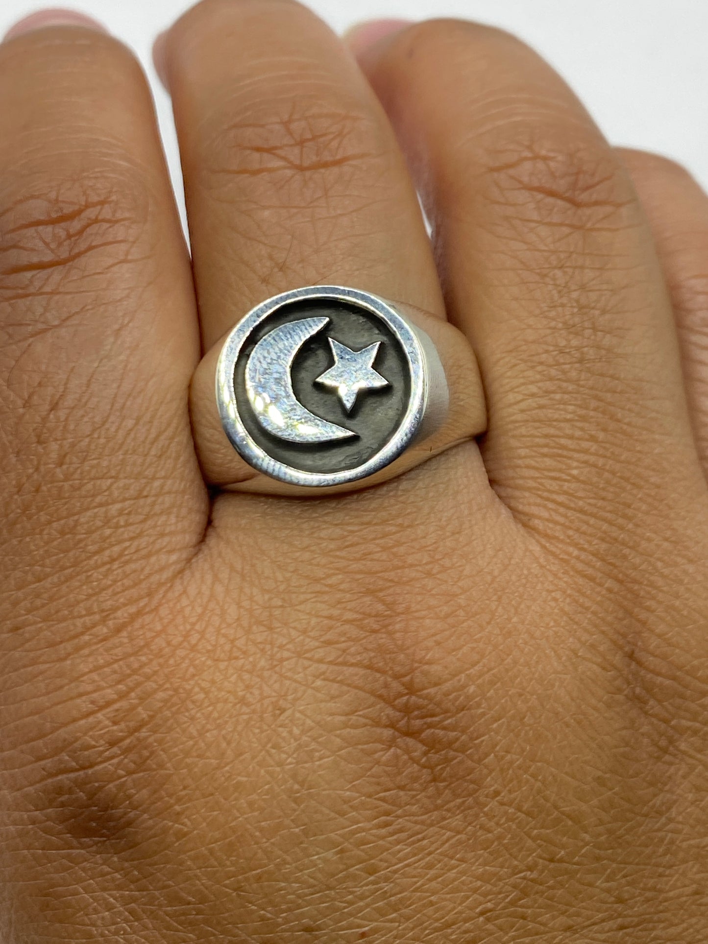 Anillo de sello plata .925 con hallmark visible, fondo blanco, diseño icónico mexicano