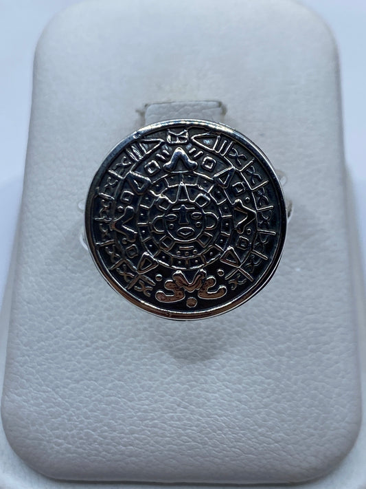 Anillo de plata con calendario maya tallado en relieve profundo