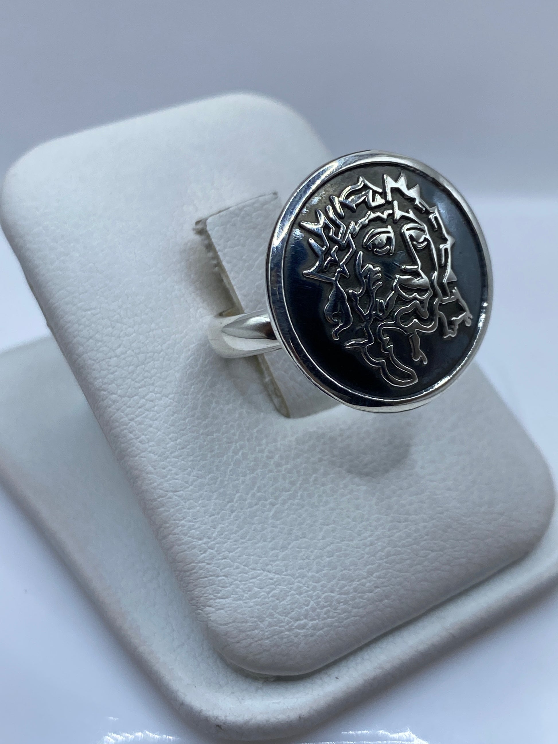 Anillo sello de plata .925 en la mano, mostrando presencia y peso real