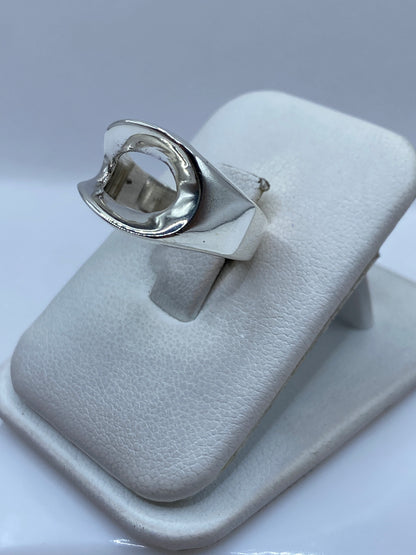 Vista lateral del anillo solitario en plata .925, detalle del pulido brillante