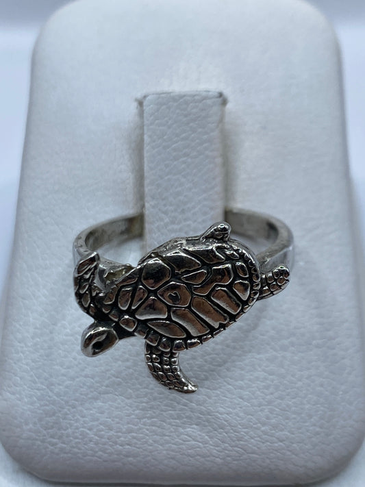 Anillo de plata .925 con diseño de tortuga marina en relieve, presentado en estuche blanco
