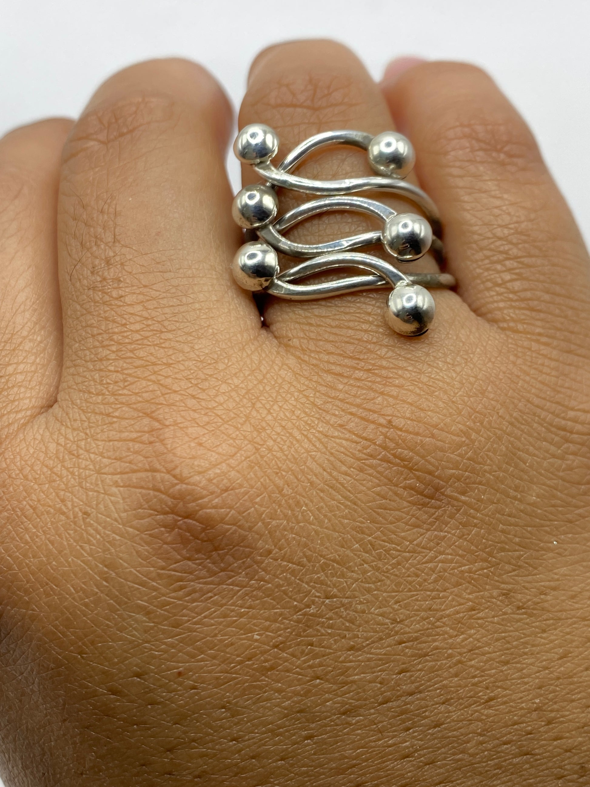 Anillo ajustable plata puro sobre báscula de precisión, peso de 6.4 gramos con sello .925