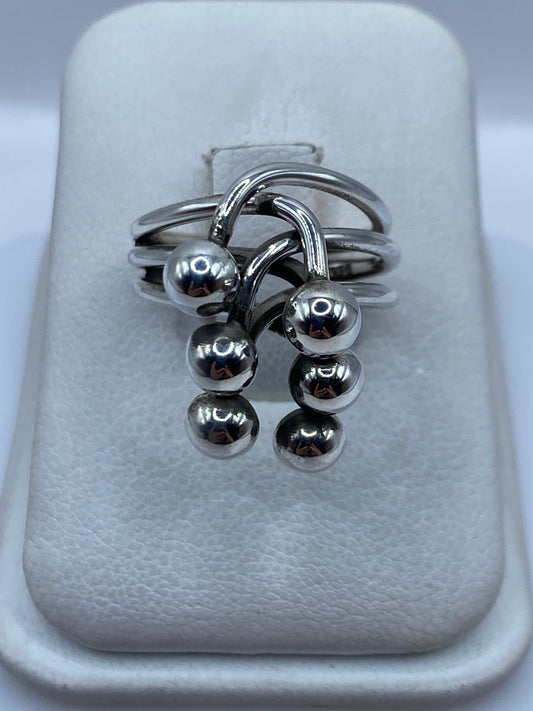 Anillo de plata banda lisa brillante en caja de presentación blanca