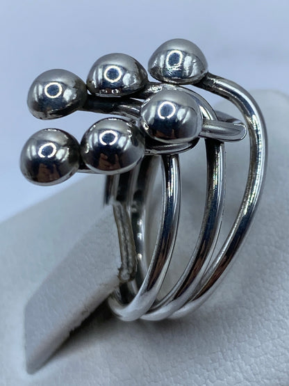 Anillo de plata .925 en la mano de una mujer adulta, luz natural