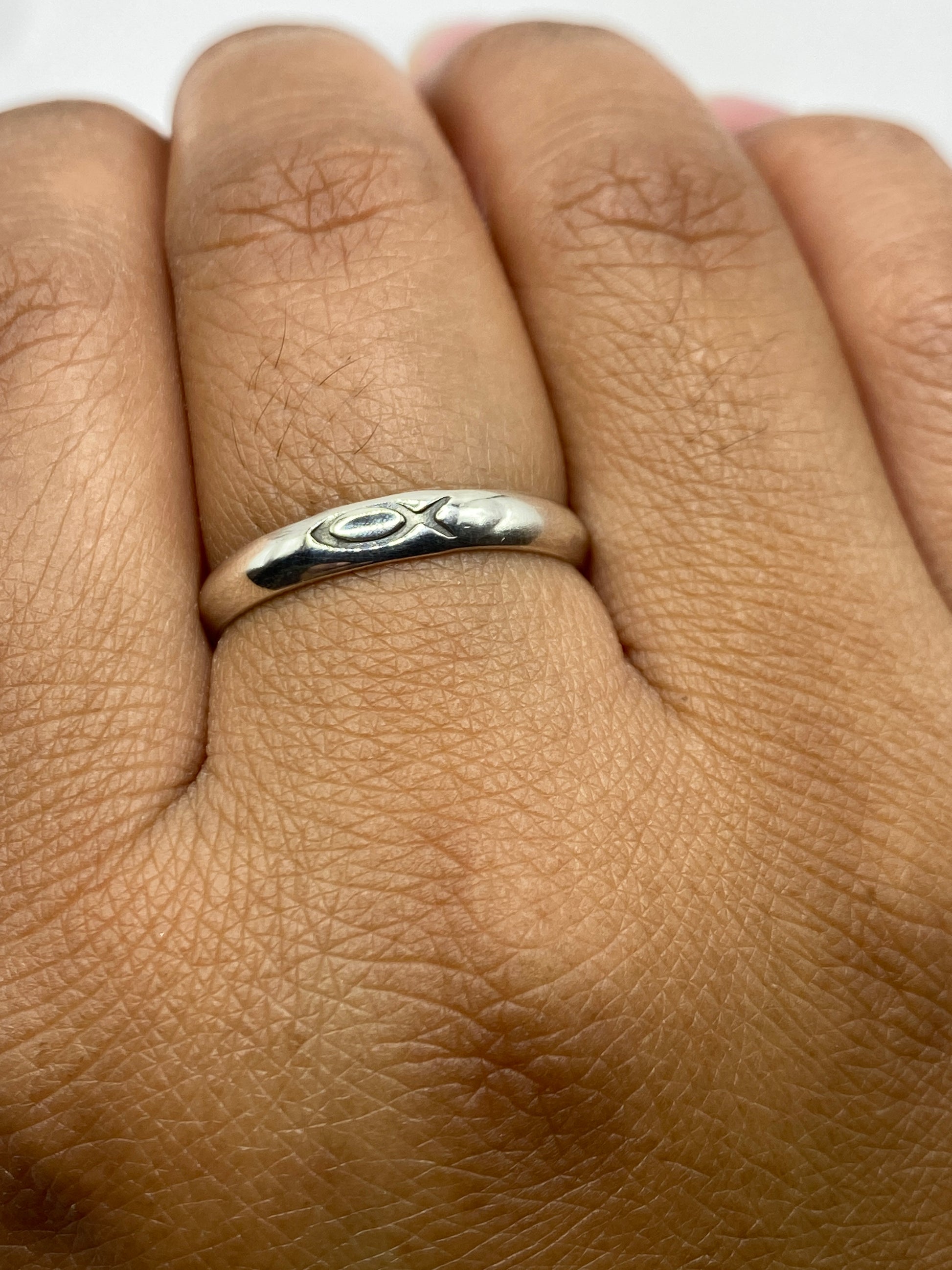 Anillo plata .925 sobre balanza mostrando 1.9 gramos