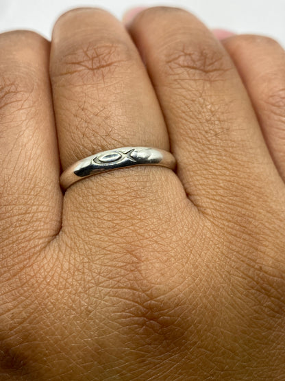 Anillo plata .925 sobre balanza mostrando 1.9 gramos