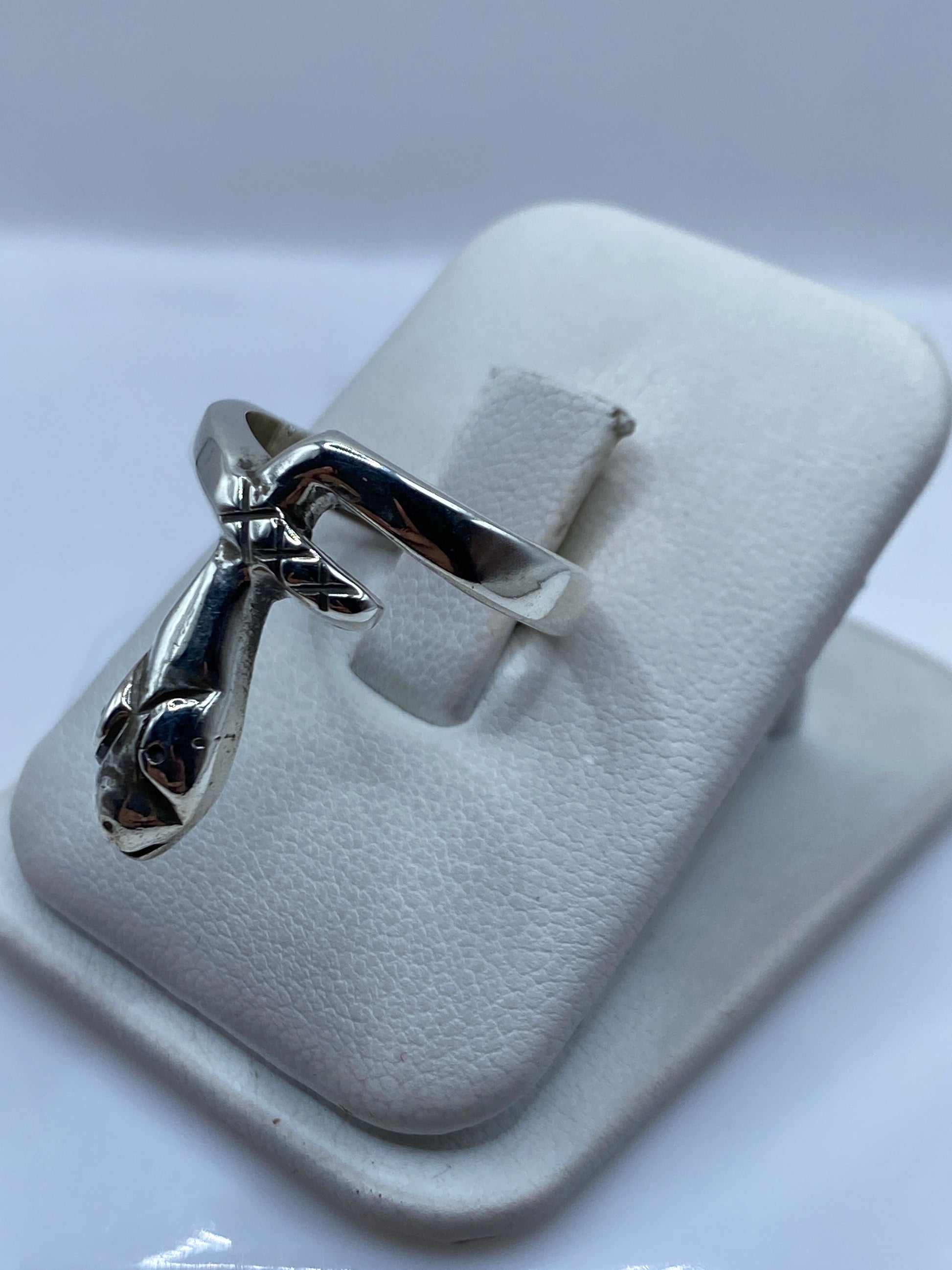 Detalle del pájaro en plata .925 mostrando textura y trabajo a mano