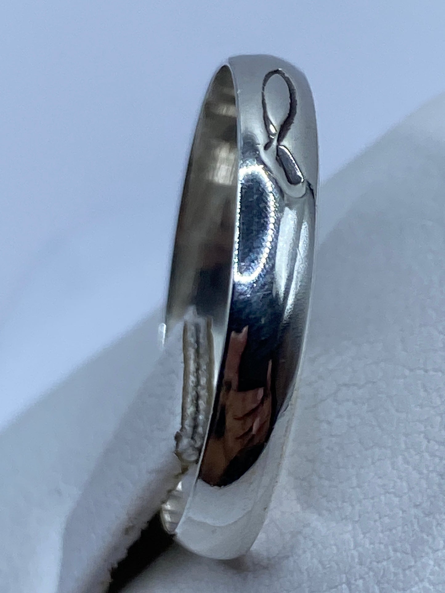 Detalle del sello 925 MEXICO en el interior del anillo