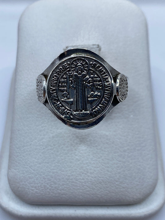 Anillo de plata .925 con medalla de San Benito en relieve, vista frontal sobre fondo blanco