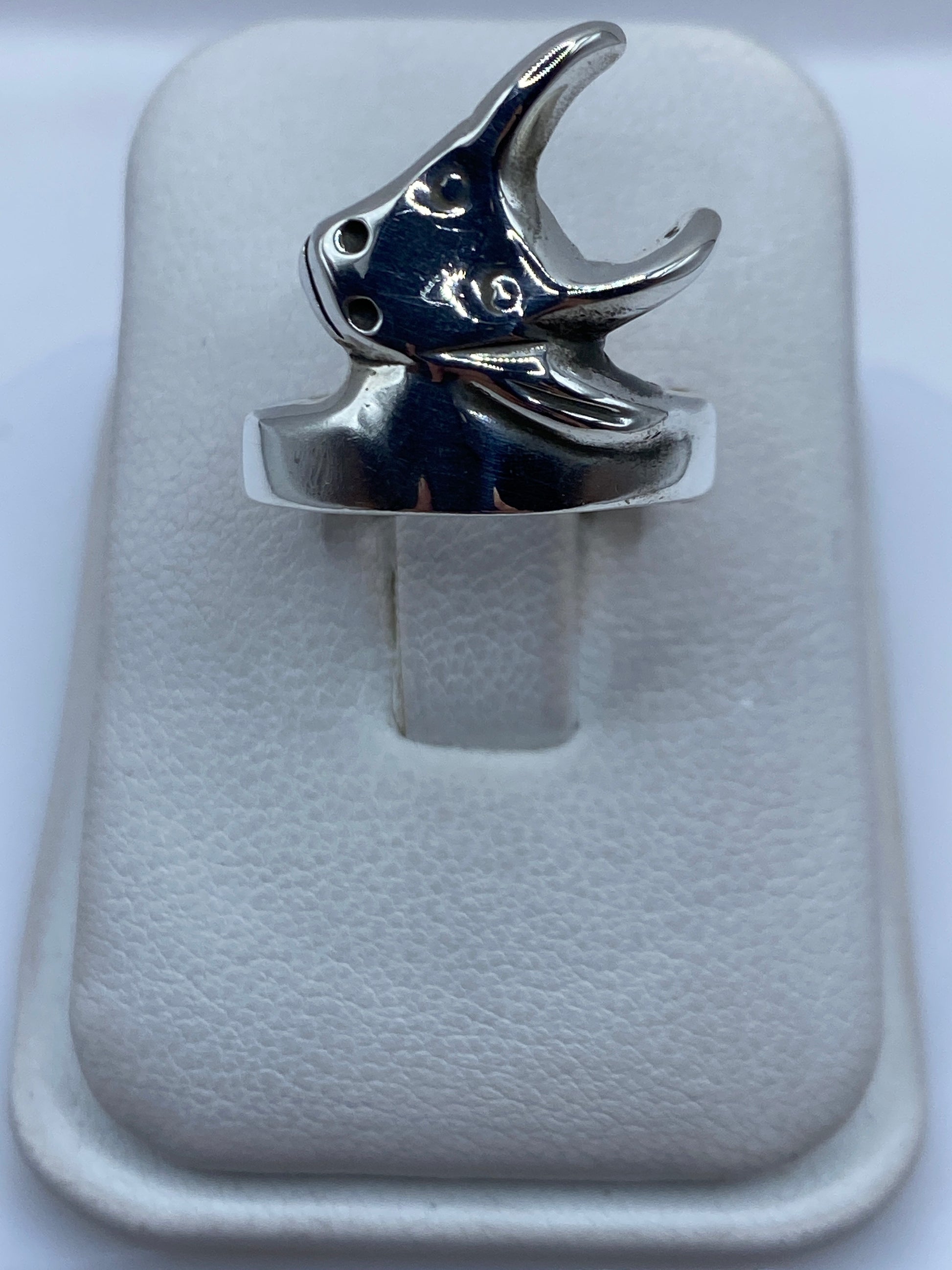 Anillo de plata toro escultural visto de frente sobre fondo blanco, mostrando la cabeza tallada del animal