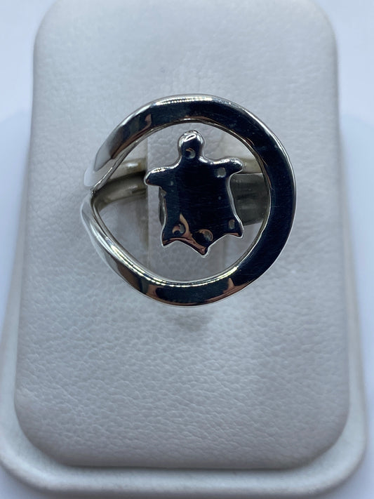 Anillo sello de plata .925 con frente geométrico grabado a mano