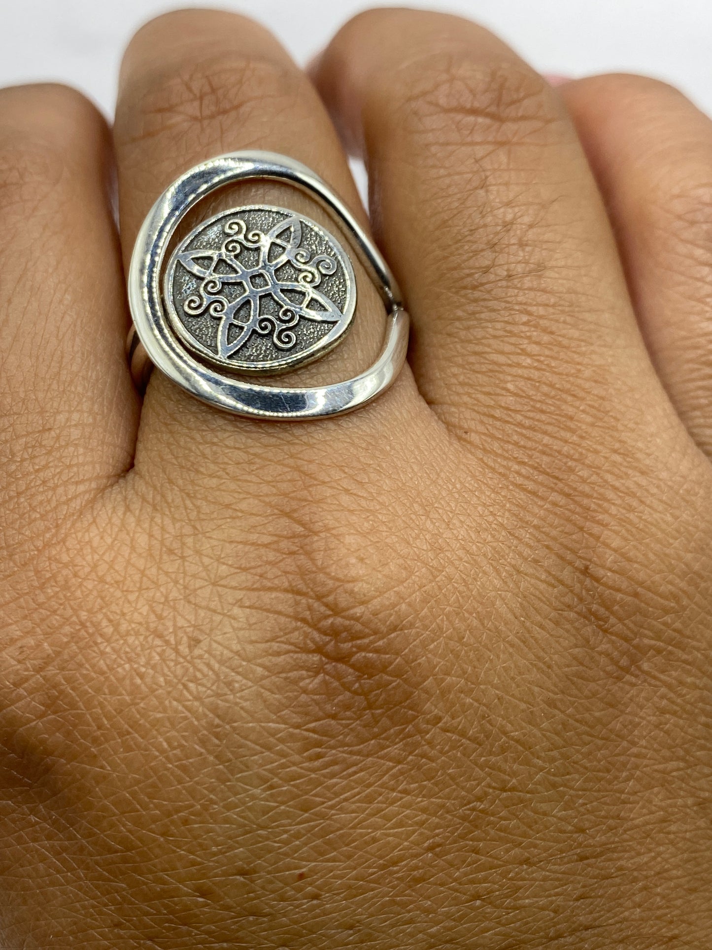 Anillo sello étnico sobre blanco mostrando el hallmark 925