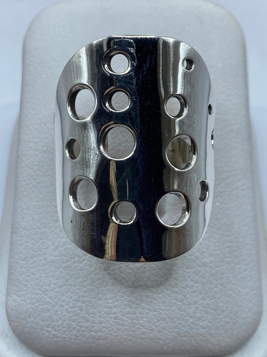 Anillo de plata perforado minimalista en talla 9 sobre fondo blanco
