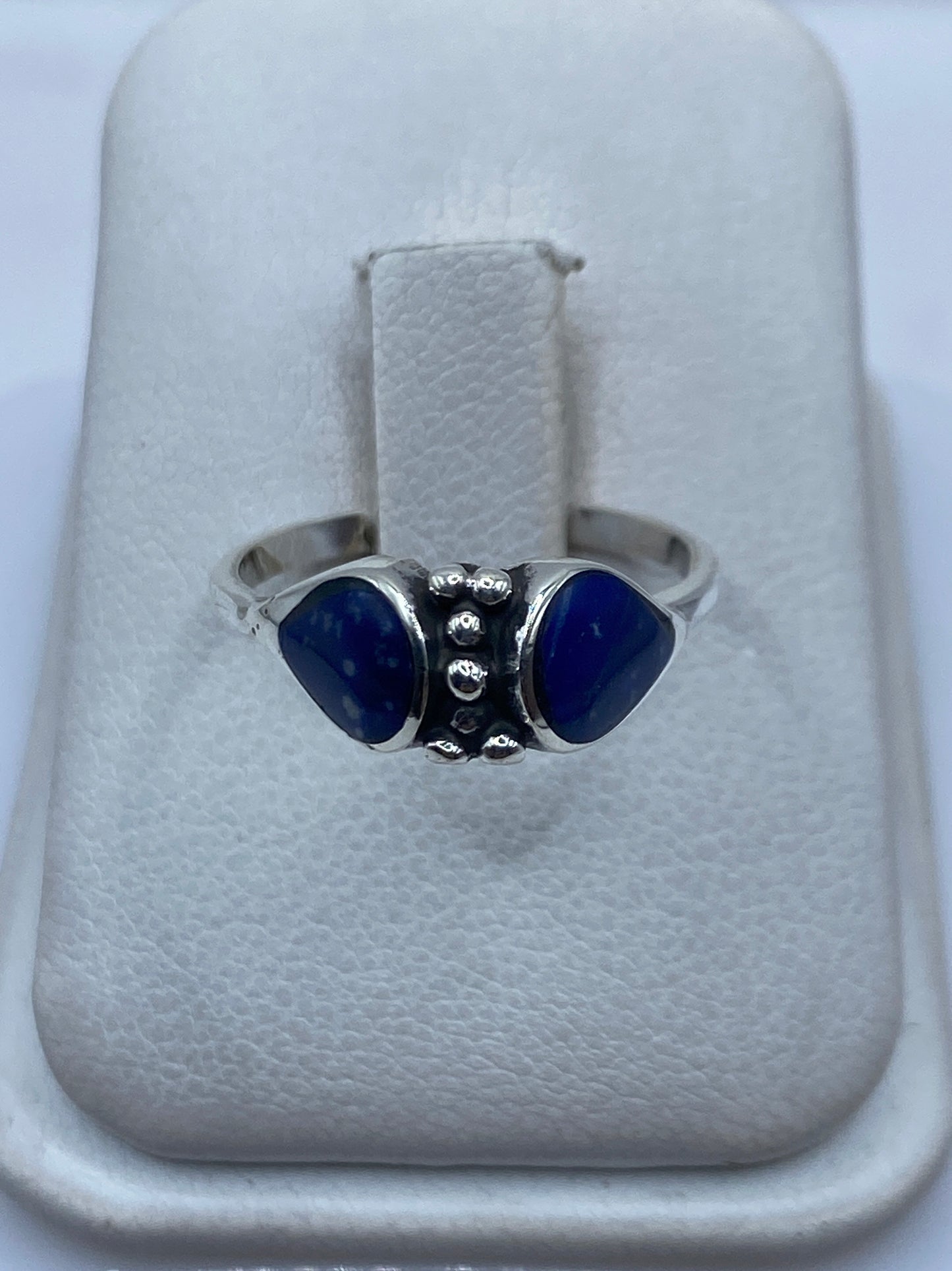 Anillo de plata con piedra azul engastada en talla 8, vista frontal