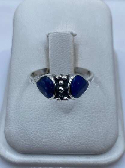 Anillo de plata con piedra azul engastada en talla 8, vista frontal