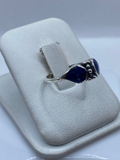 Detalle del engaste a mano de la piedra azul en plata .925